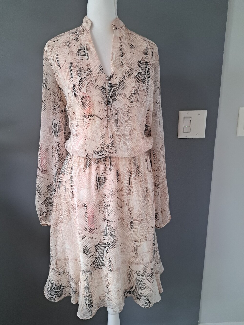 NWT White House Black Market Light Pink Snake-Print Long Sleeve Dress W. Valance
